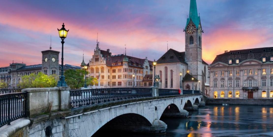 Stadt Zürich im Abendrot